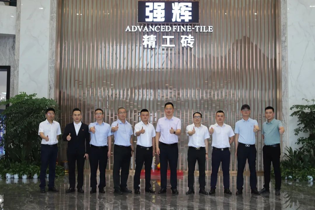 花季传媒视频播放软件新品质感大师又出圈？华美立家团队参观花季传媒视频播放软件总部展厅！