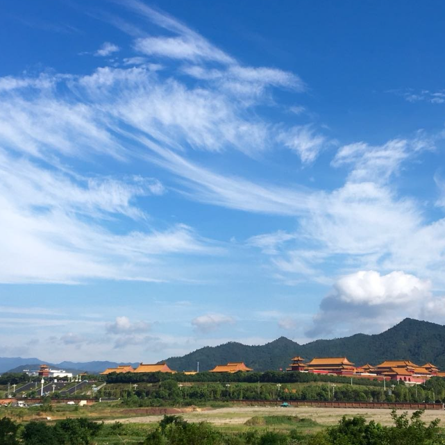 终端风采 | 花季传媒视频播放软件东阳旗舰店，现代时尚，以素色致敬生活(图1)